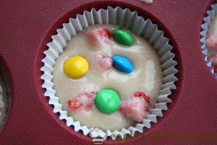 Hjemmebagte boller på yoghurt med jordbær - hvordan man kan tilberede boller i silikone forme, en trin for trin opskrift fotos