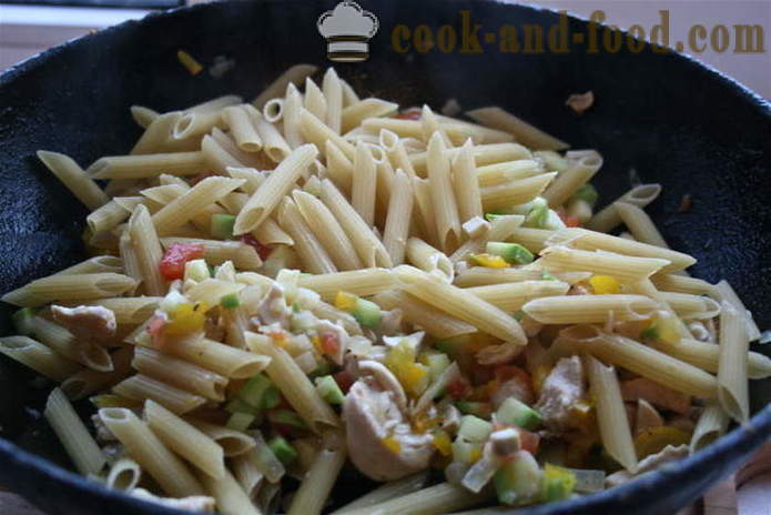 Italiensk hjemmelavet pasta med kylling, grøntsager og ost - hvordan man laver italiensk pasta derhjemme, skridt for skridt opskrift fotos