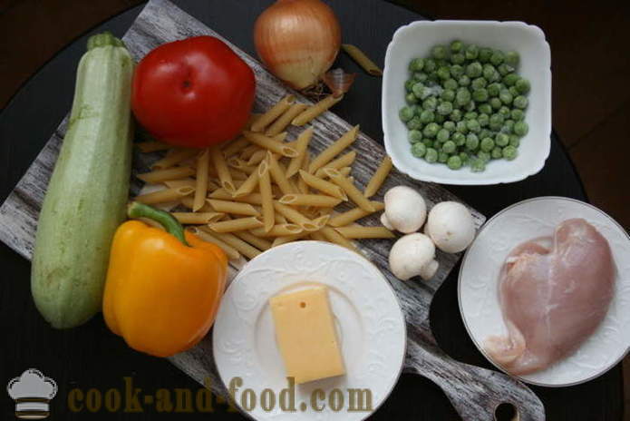 Italiensk hjemmelavet pasta med kylling, grøntsager og ost - hvordan man laver italiensk pasta derhjemme, skridt for skridt opskrift fotos