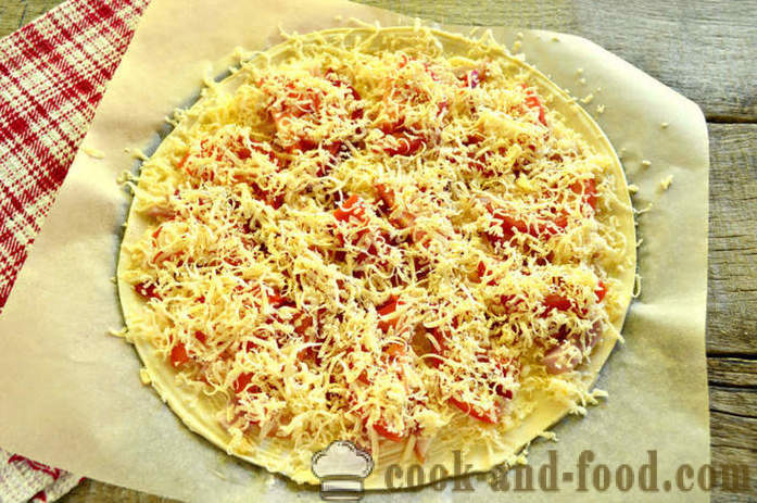 Pizza Puff Puff wienerbrød med bacon og peber - hvordan man forbereder usyret pizza fra dejen, en trin for trin opskrift fotos