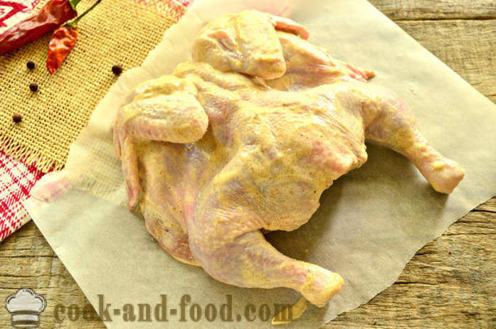 Hel kylling bagt i folie i ovnen - hvordan man laver en kylling i ovnen i folie, med en trin for trin opskrift fotos