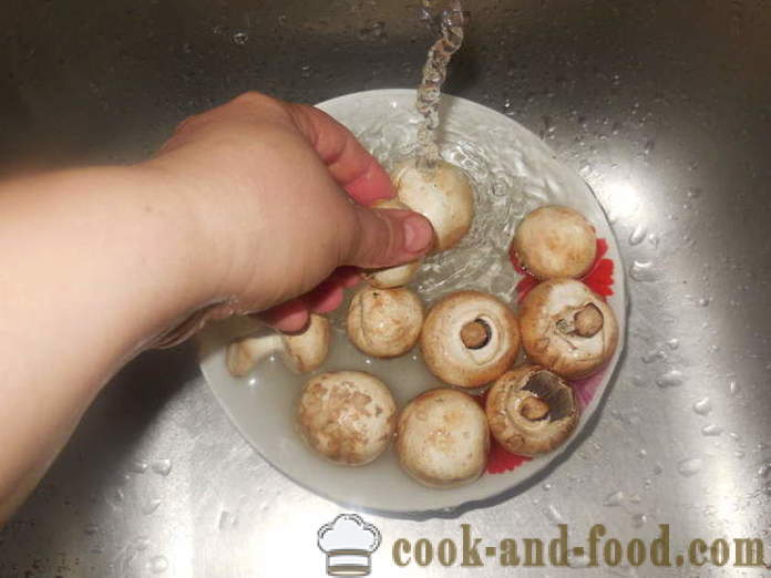 Stuvet svampe i fløde sauce i en gryde - hvordan man kokken svampe i creme fraiche, en trin for trin opskrift fotos