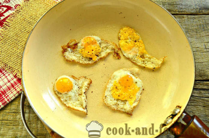 Fransk toast med æg og greens på en stegepande - hvordan man laver en skål med et æg til morgenmad, en trin for trin opskrift fotos