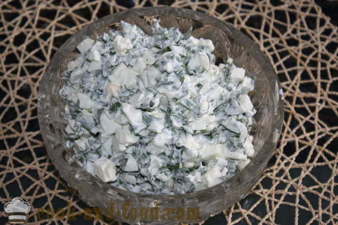 En lækker salat med vilde hvidløg - hvordan man forbereder en salat af hvidløg og æg med creme fraiche, en trin for trin opskrift fotos