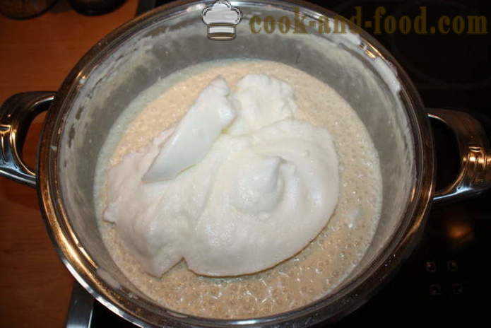 Påske kage med mandler og rosiner, mælk - Hvordan til at bage en kage i ovnen, med en trin for trin opskrift fotos