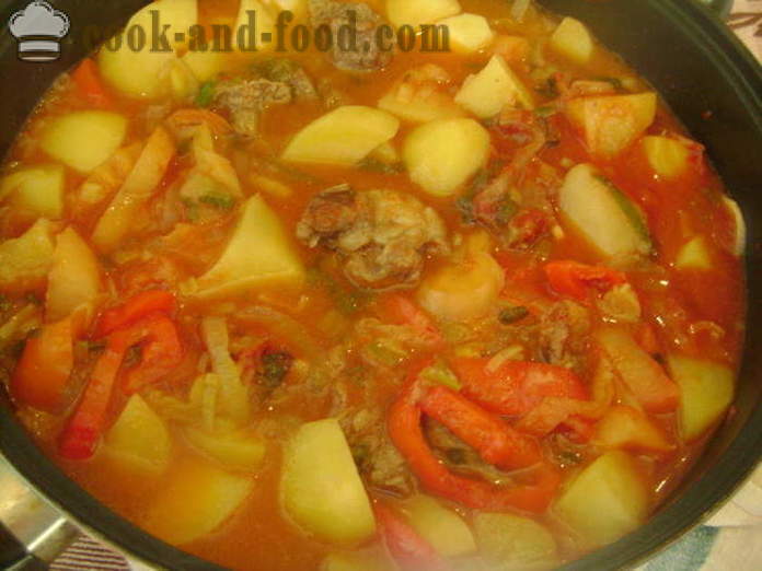Tyk gullasch suppe Ungarsk - hvordan at lave mad gullasch suppe med oksekød, en trin for trin opskrift fotos