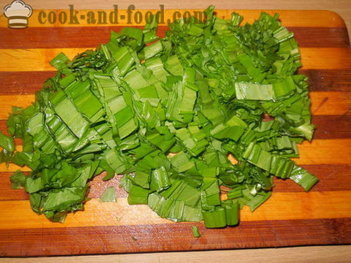 Spring salat med vilde hvidløg med æg, agurk og peber - hvordan man laver ordentligt salat af frisk hvidløg, en trin for trin opskrift fotos
