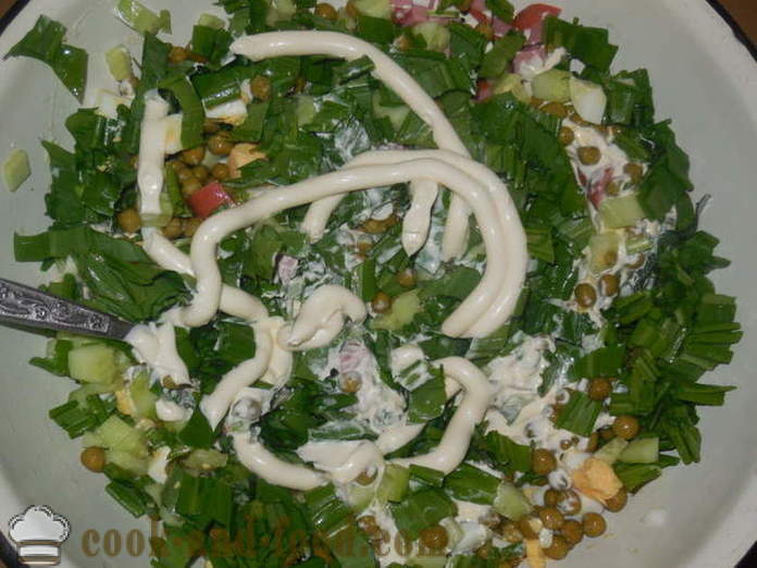 Spring salat med vilde hvidløg med æg, agurk og peber - hvordan man laver ordentligt salat af frisk hvidløg, en trin for trin opskrift fotos