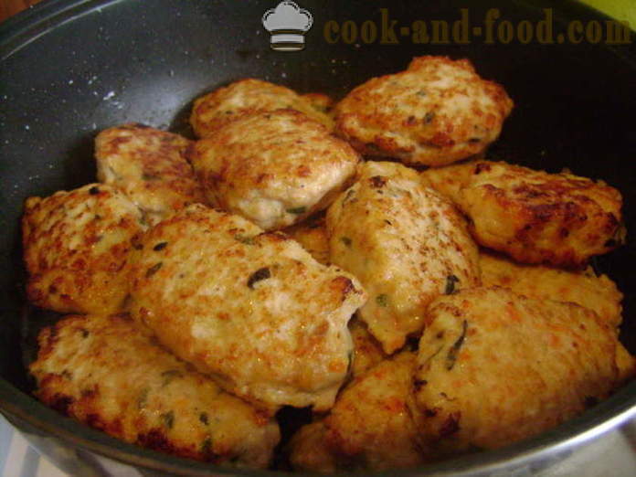 Saftig kylling kotelet med gulerod, løg - hvordan man laver saftige kylling koteletter i panden, en trin for trin opskrift fotos