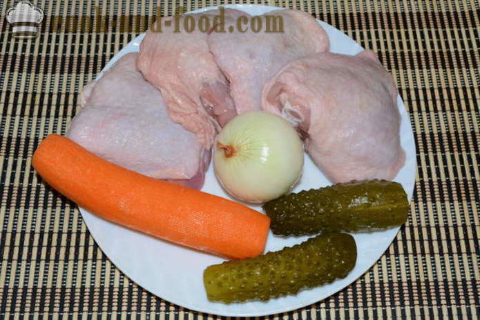 Kylling lår braiseret med løg, gulerødder og syltede agurker - hvordan man kan tilberede en lækker kylling lår i en gryde, med en trin for trin opskrift fotos