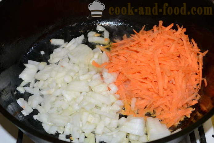 Kylling lår braiseret med løg, gulerødder og syltede agurker - hvordan man kan tilberede en lækker kylling lår i en gryde, med en trin for trin opskrift fotos