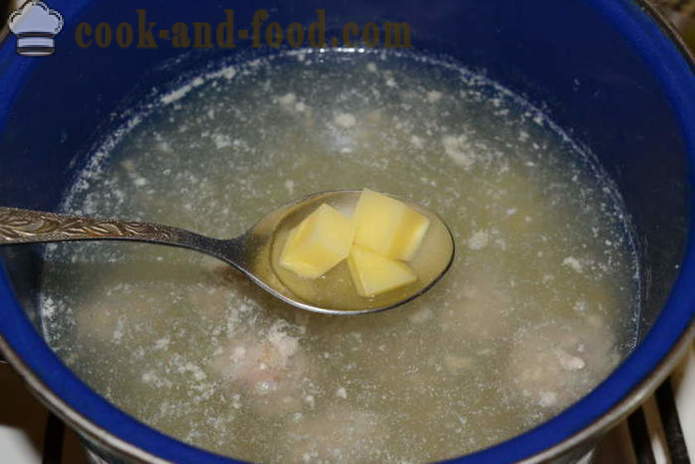 Kartoffel suppe med frosne kødboller og syltede agurker - hvordan man laver kartoffelsuppe med kødboller, med en trin for trin opskrift fotos