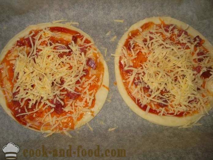 Mini pizza butterdej med pølse og ost - hvordan man laver en mini-pizza butterdej, med en trin for trin opskrift fotos