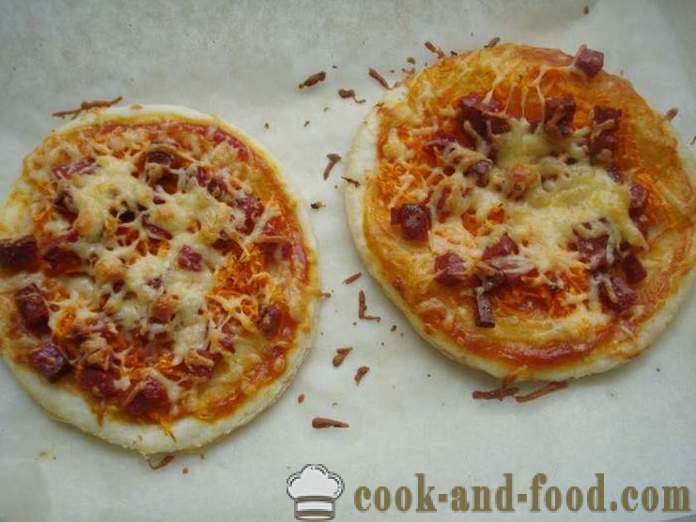 Mini pizza butterdej med pølse og ost - hvordan man laver en mini-pizza butterdej, med en trin for trin opskrift fotos