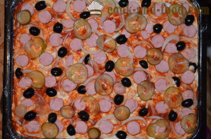 Udendørs pizza - hvordan man laver en pizza-pie, en trin for trin opskrift fotos