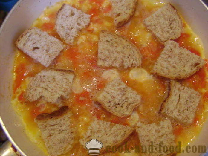 Scrambled på italiensk - hvordan man laver røræg med tomater, ost og brød, med en trin for trin opskrift fotos