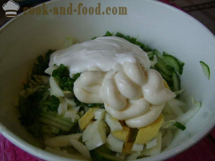 Salat med, grønne løg kinakål, agurk æg og - hvordan at tilberede en lækker salat af kinakål, en trin for trin opskrift fotos