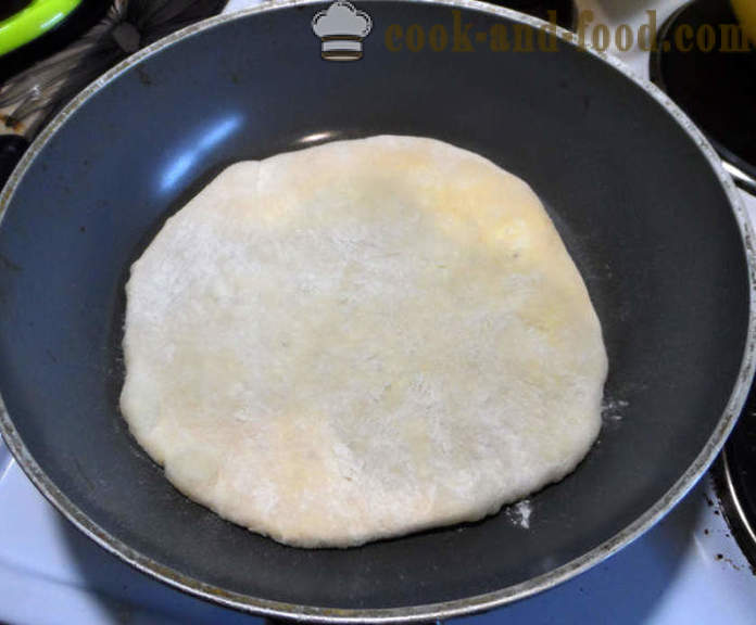 Khachapuri i Imereti ost - hvordan man laver tortillas med ost i en stegepande, en trin for trin opskrift fotos