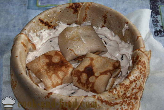 Hjemmelavet pandekager kage med ricotta ost og toppet med flødeskum