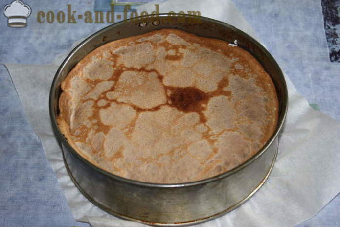Hjemmelavet pandekager kage med ricotta ost og toppet med flødeskum