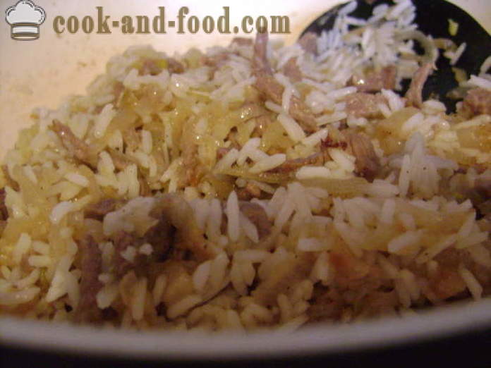 Ris med kød i kinesisk - sådan kokken ris med kød i en stegepande, en trin for trin opskrift fotos