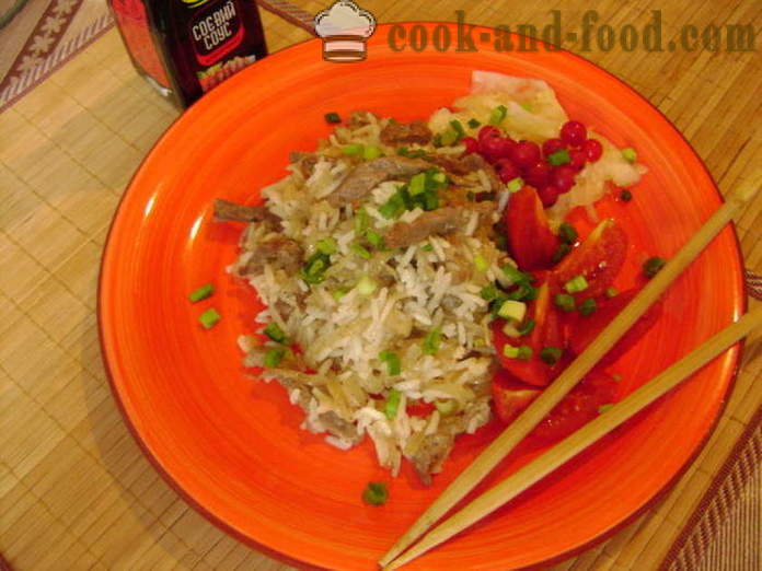 Ris med kød i kinesisk - sådan kokken ris med kød i en stegepande, en trin for trin opskrift fotos