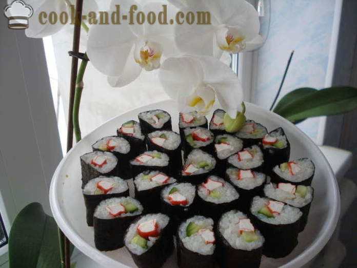 Sushi med krabbe sticks og agurk - hvordan man laver sushi med crab stick derhjemme, skridt for skridt opskrift fotos