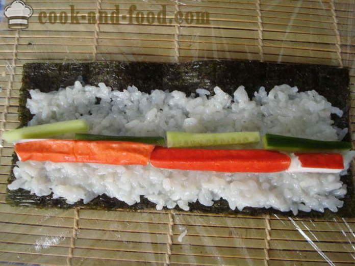 Sushi med krabbe sticks og agurk - hvordan man laver sushi med crab stick derhjemme, skridt for skridt opskrift fotos