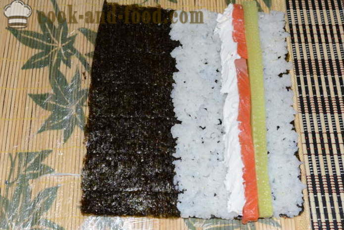 Sushi ruller med røde fisk, ost og agurk - hvordan man laver ruller derhjemme, skridt for skridt opskrift fotos