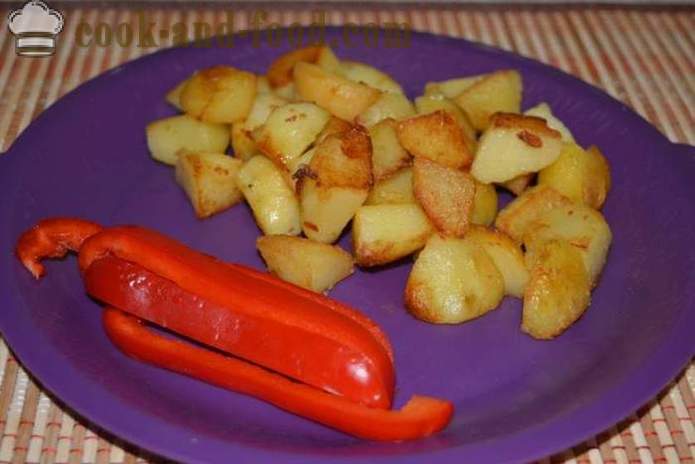 Kogte kartofler i deres skind i en pan stegt - lækker ret af kogte kartofler i deres skind til pynt