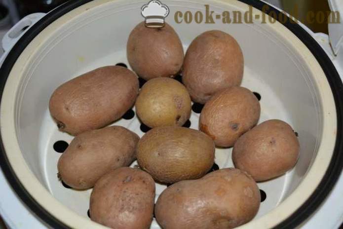 Kogte kartofler i deres skind i en pan stegt - lækker ret af kogte kartofler i deres skind til pynt