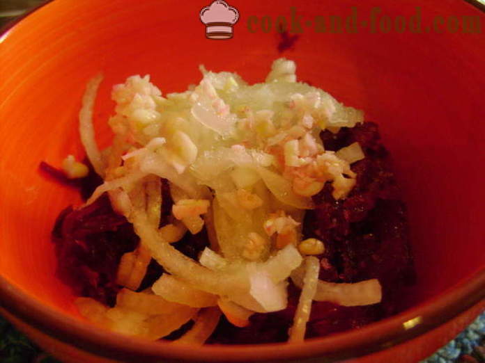 Rødbeder salat uden mayonnaise, hvidløg og løg - hvordan man forbereder en salat af roer, en trin for trin opskrift fotos
