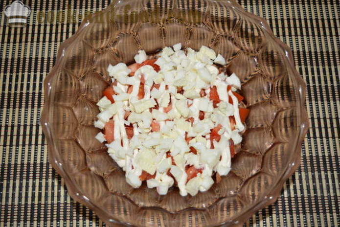 Salat med krabbe pinde, tomater, ost og æg - hvordan at tilberede en lækker salat af krabbe pinde, en trin for trin opskrift fotos