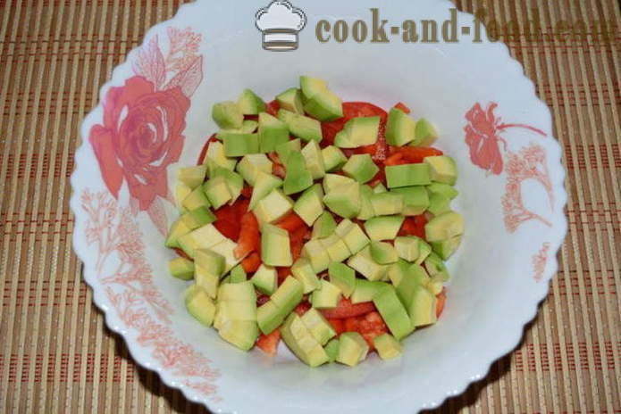 En lækker salat med avocado og kyllingebryst - hvordan man forbereder en salat med avocado og kylling, med en trin for trin opskrift fotos