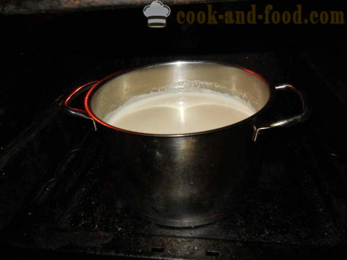 Lækker gryderet lavet af ko råmælk og æg - som kok i ovnen råmælk, en trin for trin opskrift fotos