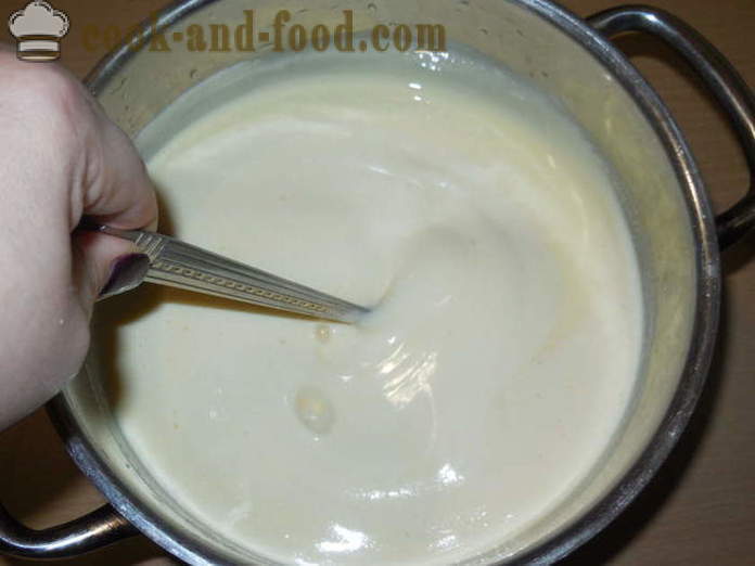 Lækker gryderet lavet af ko råmælk og æg - som kok i ovnen råmælk, en trin for trin opskrift fotos