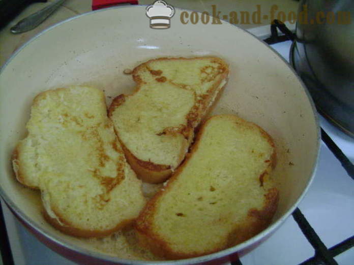 Toasts af brød med ost - som yngel croutoner i en stegepande, en trin for trin opskrift fotos