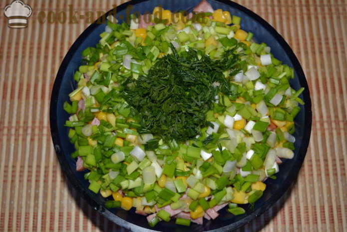 Salat af kinakål med røget pølse, peberfrugter og dåse majs - hvordan man forbereder en salat af kinakål med majs og pølse, en trin for trin opskrift fotos