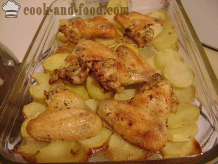 Vingerne af kylling på en seng af kartoffel i ovnen - hvordan man laver vinger og kartofler i ovnen, med en trin for trin opskrift fotos