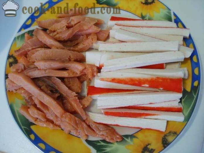 Sushi ruller med krabbe sticks og røde fisk - madlavning sushi ruller derhjemme, skridt for skridt opskrift fotos