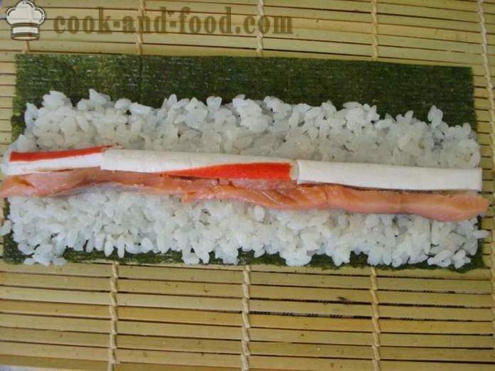 Sushi ruller med krabbe sticks og røde fisk - madlavning sushi ruller derhjemme, skridt for skridt opskrift fotos