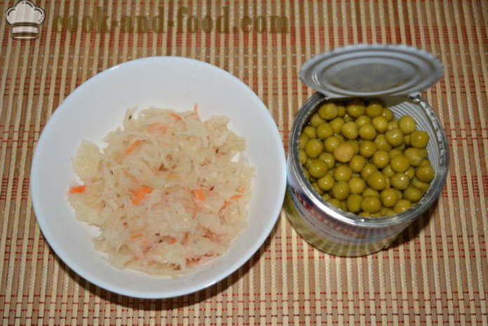 Klassisk salat med sauerkraut og grønne ærter - hvordan man laver en salat med sauerkraut, en trin for trin opskrift fotos