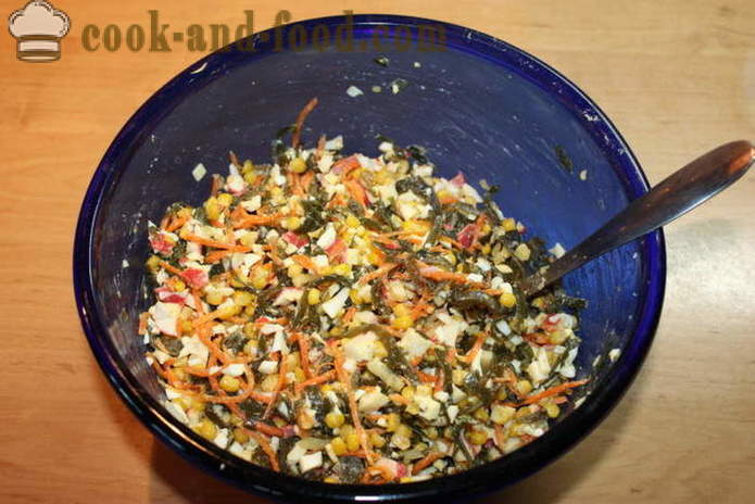 En simpel salat med tang, æg og krabber palochkami- hvordan man forbereder en salat med tang, en trin for trin opskrift fotos