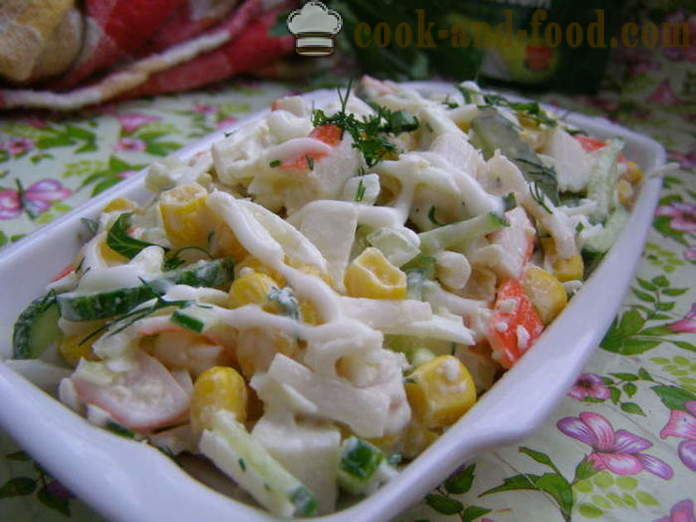 Lækker krabbe salat med majs og æg - hvordan man kokken krabbe salat med majs hurtig og velsmagende, med en trin for trin opskrift fotos