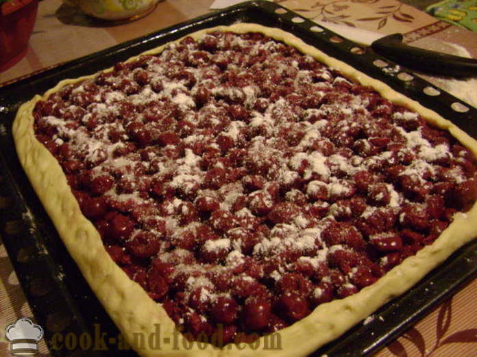 Udendørs gær kage med kirsebær - hvordan man laver en kage med et kirsebær i ovnen, med en trin for trin opskrift fotos