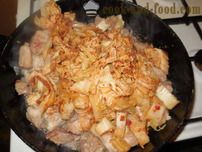 Svinekød med kimchi i koreansk - kimchi som yngel med kød, en trin for trin opskrift fotos