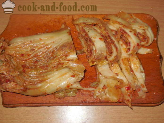 Svinekød med kimchi i koreansk - kimchi som yngel med kød, en trin for trin opskrift fotos