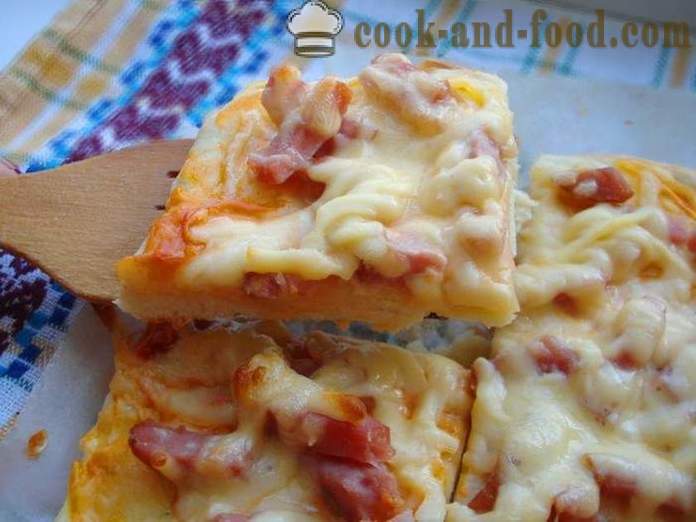 Hjemmelavet pizza med pølse og ost i ovnen - hvordan man laver pizza hjemme, trin for trin opskrift fotos