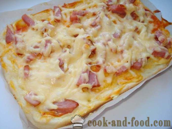 Hjemmelavet pizza med pølse og ost i ovnen - hvordan man laver pizza hjemme, trin for trin opskrift fotos