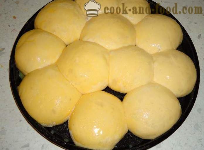 Gær boller med sesamfrø i ovnen - hvordan man laver en bolle med sesamfrø derhjemme, skridt for skridt opskrift fotos